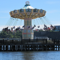 У причала музыка играет...