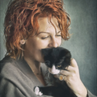Портрет девушки с котёнком