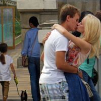 А они целуются