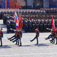 Под ЗНАМЯ ПОБЕДЫ-СМИРНО