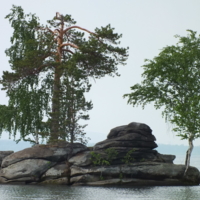 Одинокий каменный островок