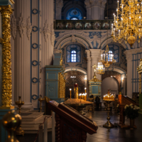 В храме