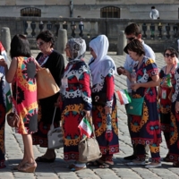 Друг за другом.