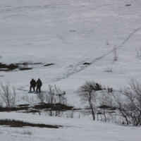 След в след.