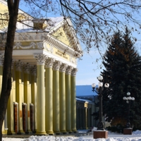 У главного входа