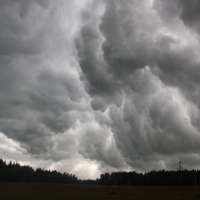 Уже гремит, ещё не льёт