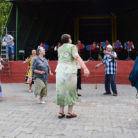 В городском саду играет ...