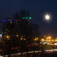 Луна над городом ночным