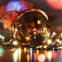 Огоньки горят вокруг.