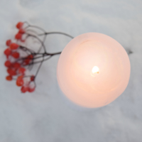 свеча на снегу