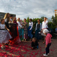 Сидят девчонки, сидят в сторонке