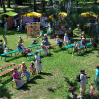 Все внимание -  на сцену