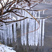 Мало-помалу слеза набегала