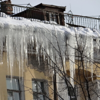 "Некому сосульки заломати..."