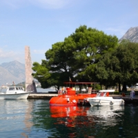 С парусным эскортом