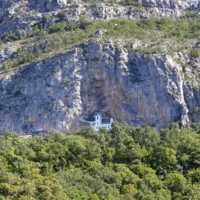 В скальной нише монастырь