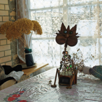 Кто вазу опрокинул?