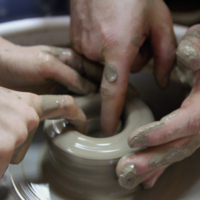 Вертится гончарный круг