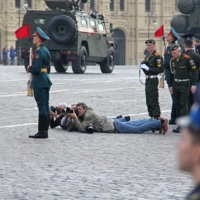 за линию не заползать