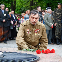 со слезами на глазах...