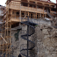 проводил до лестницы