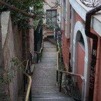 Вниз по лестнице, ведущей вверх