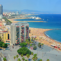 Пляжи Барселоны в сезон.