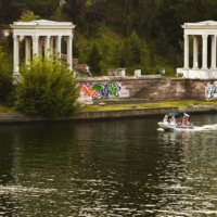 На тихой набережной