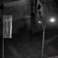 Ночь, улица, фонарь... и флаг