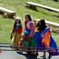 - Юбку бы подняла,