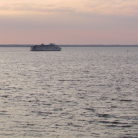 Плывёт по Волге теплоход