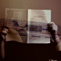 Притворяется