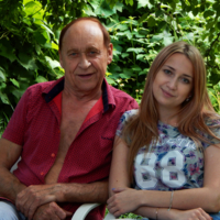 С дедушкой в саду