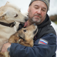 крепкие объятия