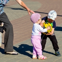 " Отдай, это мой мяч!"