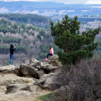 на фоне гор