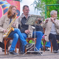 в городском саду играет...