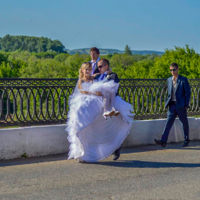 Пронести невесту по мосту...