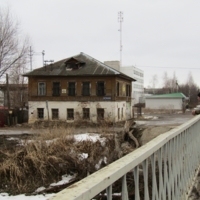 Стоял он долго на мосту..