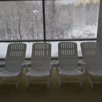 четыре кресла на фоне зимы)