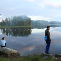 по воде стелется 