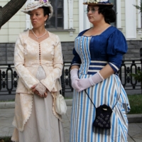 А вот девчонки, стоят в сторонке