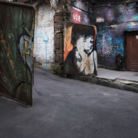 Во дворе художников