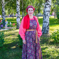 Сотрудница музея...