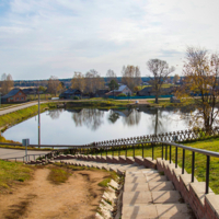 Спуск к деревенскому пруду...