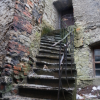 Лестница за железную дверь