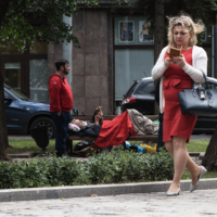 На разных уровнях.