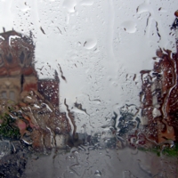 Дождь и город за стеклом