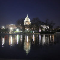 Здание конгресса США с отражением в водоёме ночью.