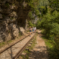 а я по шпалам...